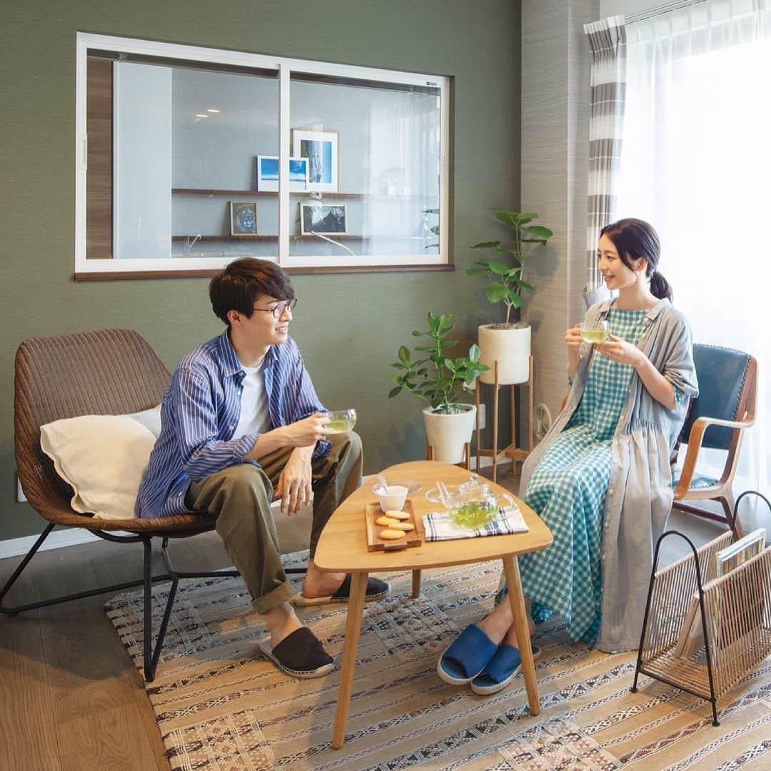 ［賃貸住宅シャーメゾン］のインスタグラム：「おうち時間が増えた今、「オフ」の時間のための専用スペースを作ってみるのはいかがでしょう💡小さくても、場所が変わることで気持ちの切り替えしやすくなりますね✨グリーンやお気に入りのアイテムで彩るとよりリラックスできる空間に🍀  賃貸住宅なのに、自分の「仕事」や「働き方」に合わせてカスタマイズできる。在宅ワーク時代の理想の賃貸住宅「ShaMaison Work Life Mix」で、あなたも暮らすと働くを、もっと楽しんでみませんか？  #シャーメゾン #シャーメゾンのお部屋 #積水ハウス #インテリア #賃貸インテリア #スタイリング #シンプルインテリア #在宅ワーク #ワークスペース #ワークライフミックス #観葉植物 #styling #simple #relax #luxuary #interiordesign #livingroom #homedecor #livestagrammer #instahome #workspacestyling #green」