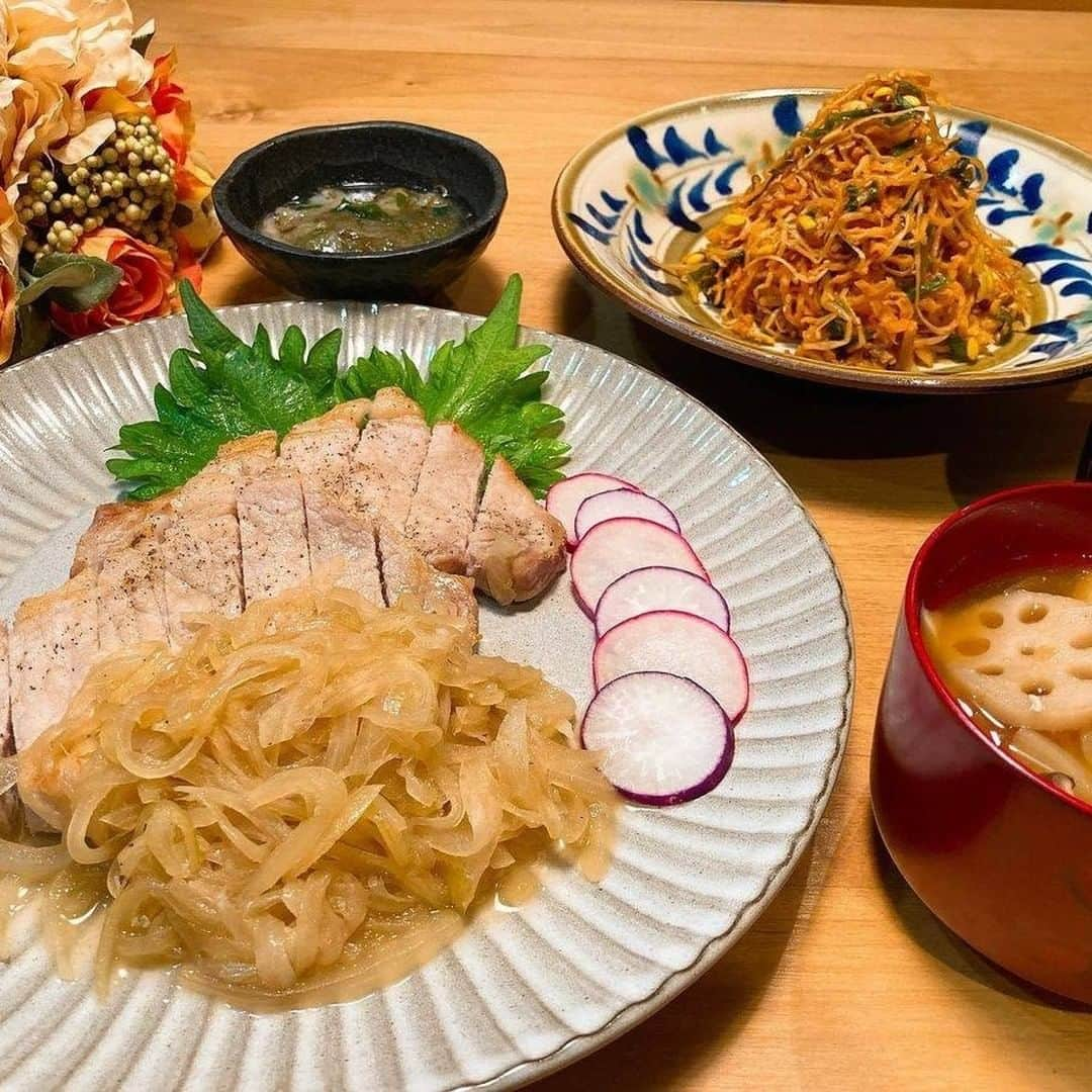 HyLifeporkTABLE代官山のインスタグラム：「玉ねぎポン酢でさっぱりと仕上げた「ポークソテー」✨  玉ねぎの甘さとポン酢のまろやかな酸味で十分美味しいので、ポークソテーはシンプルに😋 おかわりがとまらない絶品のおかずが手軽にササっと作れるのも魅力的です💖 夕食のメニューに迷った時のとっておきメニューの一つにいかがですか🤔  こちらの素敵なお写真は @ikukiti さんの一枚です♪  2/28まで【コメント2択キャンペーン第2弾】を開催中！ 第2弾は家庭用低温調器のBONIQ2.0 ブラックとハイライフポークセットをプレゼント！ 詳しくは2/1の投稿をチェックしてください✨ -----------------------------------------  日本の皆さま向けに、安心安全でおいしい豚肉をお届けしている、 ハイライフポーク公式アカウントです。ハイライフポークを使ったさまざまなレシピや皆さまの豚肉料理を紹介しております。 ぜひ皆様も #ぶたごはん を付けて投稿してくださいね♪ -----------------------------------------  #hylifepork #hylifeporktable #ハイライフポーク #ハイライフポークテーブル #豚肉料理 #豚肉レシピ #豚肉 #ポーク #レシピ #お肉料理 #家庭料理 #おうちごはん #豊かな食卓 #今日のおいしい食卓 #料理好きな人と繋がりたい #フーディーテーブル #ごはん日記 #手作りごはん #クッキングラム #飯スタグラム #私のおいしい写真 #おいしい時間 #美味しいご飯 #美味しいもの大好き #カナダ #カナダ旅行  #玉ねぎソース  #dinner #ポークソテー」