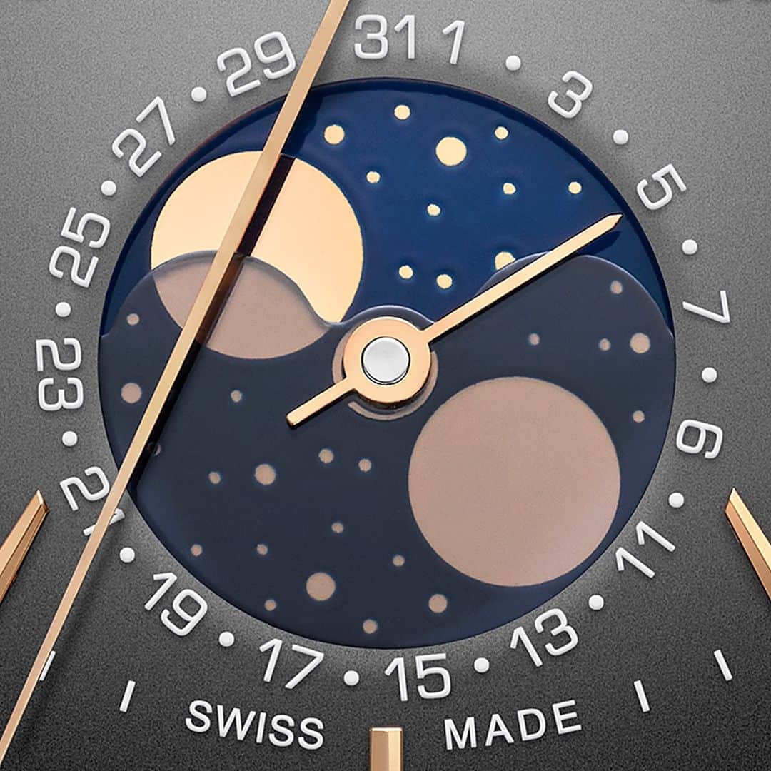 ボーンメルシーのインスタグラム：「Treasuring Baumatic's grace and style. -- Clifton Baumatic 10547  42mm, In-house movement, Day-date, Moonphase, 18K Pink Gold, Blue alligator strap -- #BaumeEtMercier⁣ #CliftonBaumatic #Watches⁣ #WatchesOfTheDay #Watchmaking #SwissMade #WatchesOfInstagram」