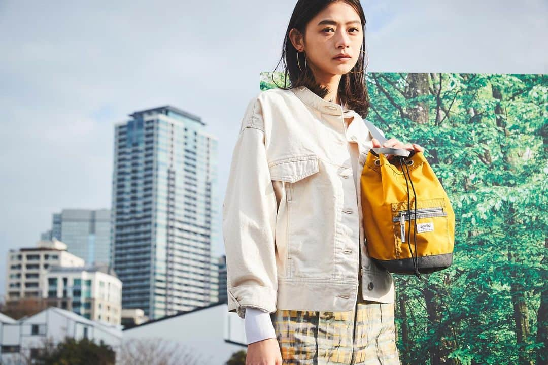 anello®OFFICIALのインスタグラム：「【anello®】2021 SPRINGコレクション公開  2021 SPRINGコレクションは「BORDERLESS FUNCTIONALITY」 anello®のNew normal(新しい日常)は、シーンも場所も性別も選ばない 「境界線のない機能性」「持続可能性」のあるものづくりを当たり前に行うこと。 都会的かつナチュラルで洗練されたカラー、便利で快適な機能性を合わせ持ったプロダクトはきっとあなたのお気に入りとなるはずです。  コレクションページより、全ルック公開されていますので、 ぜひチェックしてみてください。  #anello #anello_bag #アネロ #2021SPRING #ビジュアル #口金リュック #KUCHIGANE #バッグ #sustainability  #持続可能性」