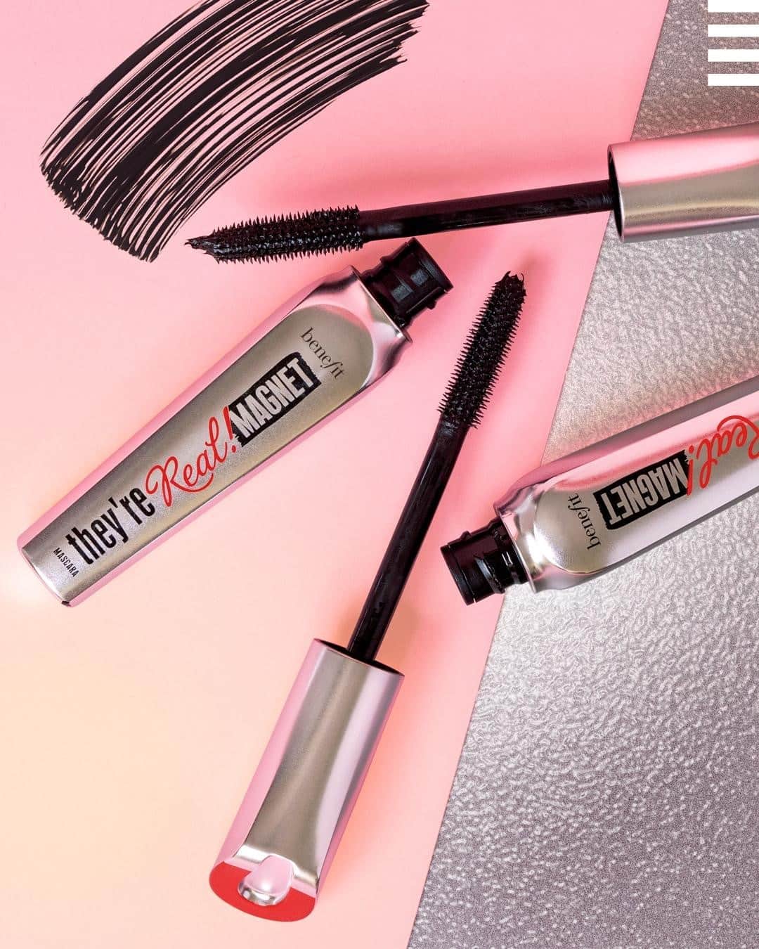 のインスタグラム：「NATIONAL LASH DAY 😍 C'est l'occasion parfaite pour découvrir le tout nouveau mascara They're Real Magnet de @benefitfrance 🧲 Sa brosse dotée d’une force magnétique allongera vos cils pour une longueur extrême durant 36H, une formule noir ultra-profond, qui ne coule pas et ne s’effrite pas 😍  Uniquement chez SEPHORA. ⁠#TarMagnet⁠ #SephoraFrance #BenefitFrance」