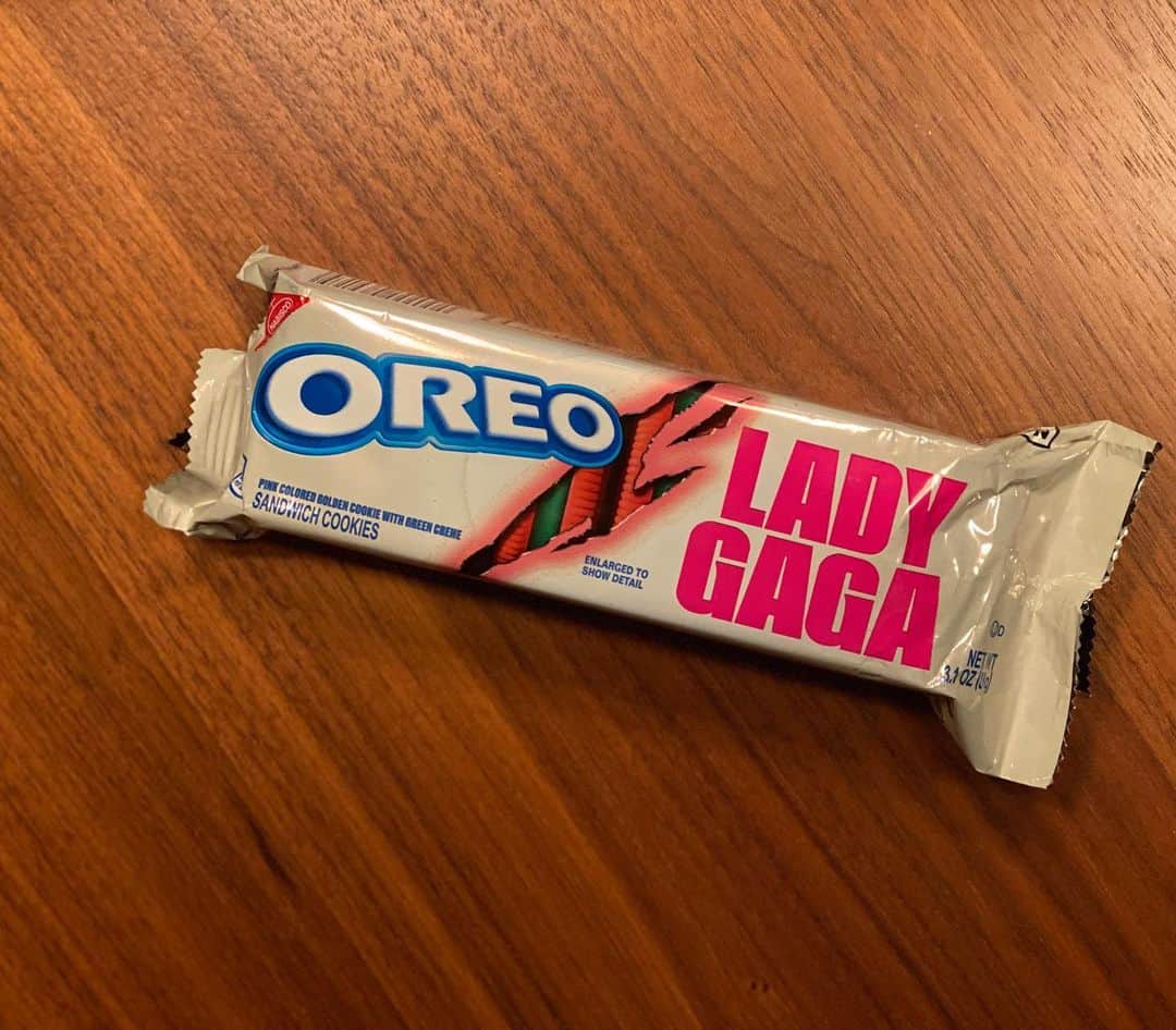 アダム・シャピロのインスタグラム：「Oreo Review #2837 Oreo X Lady Gaga Chromatica Oreos. Oreo, I'm your biggest fan I'll follow you until you love me Papa-paparazzi. It’s true, somewhere between being born this way and the edge of glory, I snagged a pack of the Gaga Oreos (at @cocoaandcandygram!) and I had a million reasons to love em. I love Oreos. I love Gaga. It’s a bad romance. The cookies are more colorful than any Oreo ever, as only a Gaga flavor would. The flavor isn’t anything new, it’s basically the golden jawns but I poured a monster glass of milk and went to town. If you could see my face, I’m not sure you’d be able to read my poker face, but inside I’m freaking out at such a cool choice for Oreos first music-cookie collab. I may have has a little bit too much, much...but I’ll just dance and it’ll be ok.  Overall 🥛🥛🥛🥛 Color: 92.7 PBMT: 1020/782 Crunch: 72%」