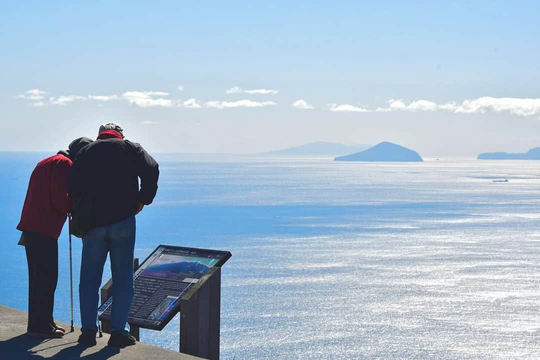 伊東市公式アカウントさんのインスタグラム写真 - (伊東市公式アカウントInstagram)「ㅤㅤㅤㅤㅤㅤㅤㅤㅤㅤㅤㅤㅤ あの島なに島？  follow : @itouji_official  ㅤㅤㅤㅤㅤㅤㅤㅤㅤㅤㅤㅤㅤ #わたしといとうと #伊東 #伊東市 #静岡 #静岡県 #伊豆 #いいね伊豆 #観光 #地域おこし協力隊  #大室山 #海 #空 #伊東の風景 #利島 #うがい手洗い忘れずに #マスクをしよう #コロナに負けるな #Ito #Itocity #Shizuoka #Izu #instagood #ito_stagram  #今日もおつかれさまでした」2月19日 17時00分 - itouji_official