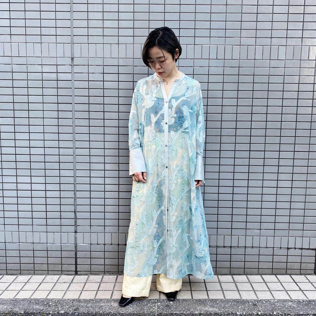 MIDWEST TOKYO WOMENのインスタグラム：「2/20(土)12:00〜 . IRIS CUT JACQUARD LONG SHIRT ¥46,000(+Tax) ONESIZE . スタッフ身長160cm . #ebony #エボニー #カットジャガード #midwest_official #シャツワンピース」