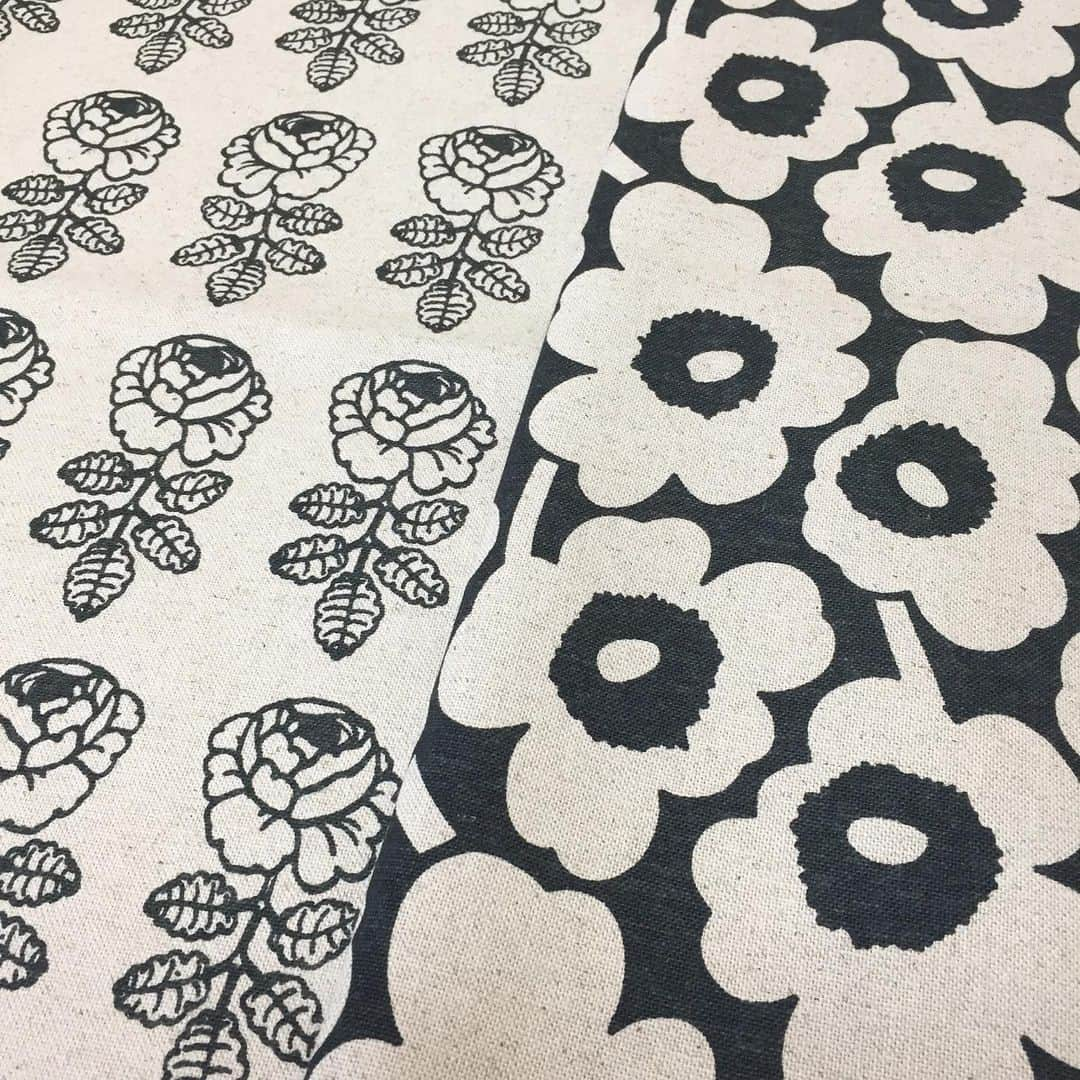 インテリアショップ メルサさんのインスタグラム写真 - (インテリアショップ メルサInstagram)「@marimekko @marimekkojapan  2021年の新作生地が入荷しております！ 中でもこちらの #ヴィヒキルース と #ミニウニッコ のファブリックは マリメッコには 珍しいコットンリネンの生地で作られており 素材感、カラーと共に とても可愛いのでおススメです！  （写真は黒っぽく写っておりますが ダークグリーン色×生成りの組み合わせです。）  新作生地は また随時ご紹介させて頂きますね♫  #マリメッコ壁紙 は #メルサ楽天市場店 にてお取り扱いしております！↓  ※上記商品は店頭のみの取り扱いとなります  ---------------------------------------- オーダーカーテンとインテリアの店 メルサ https://www.merusa.net  メルサ楽天市場店 https://item.rakuten.co.jp/merusa/c/0000000134/  #marimekko #vihkiruusu #miniunikko  #マリメッコ #マリメッコ生地  #マリメッコファブリック #北欧 #北欧インテリア #コットンリネン #新築 #リフォーム #リノベーション #インテリアコーディネート #インテリアショップ #merusa #豊岡 #兵庫」2月19日 16時57分 - merusa_interior