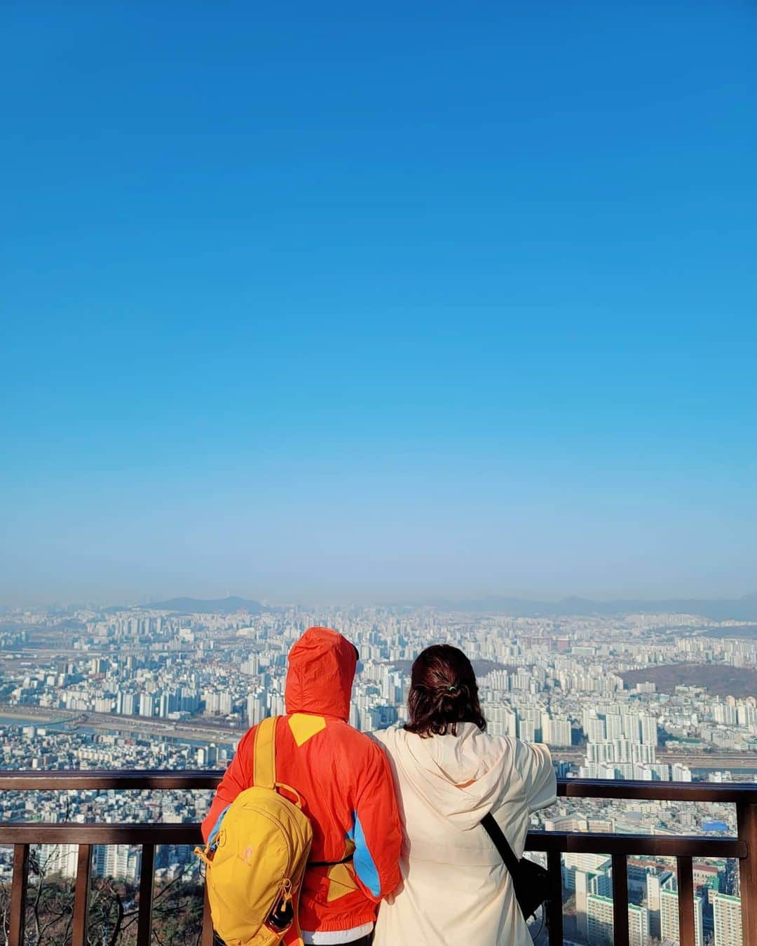 イ・シヨンさんのインスタグラム写真 - (イ・シヨンInstagram)「오늘새벽🌅 @gagkimminkyoung 언니랑 아차산에서 용마산까지 연계산행👭🌿💗 한강도 서울시내도 너무 아름답다😍 끝나고 그림의떡이었지만ㅜㅜㅜ두부집에서 해물파전에 두부두루치기에 막걸리까지👍👍👍 민경언니 오늘 고생해떠ㅋㅋㄲㄱㅋㅋㅋㅋ #민경장군님  #담엔어디갈래 ❤❤❤❤❤ 근데 내어깨 너무 떡벌어졌네....든든하네😭😇💙」2月19日 16時57分 - leesiyoung38