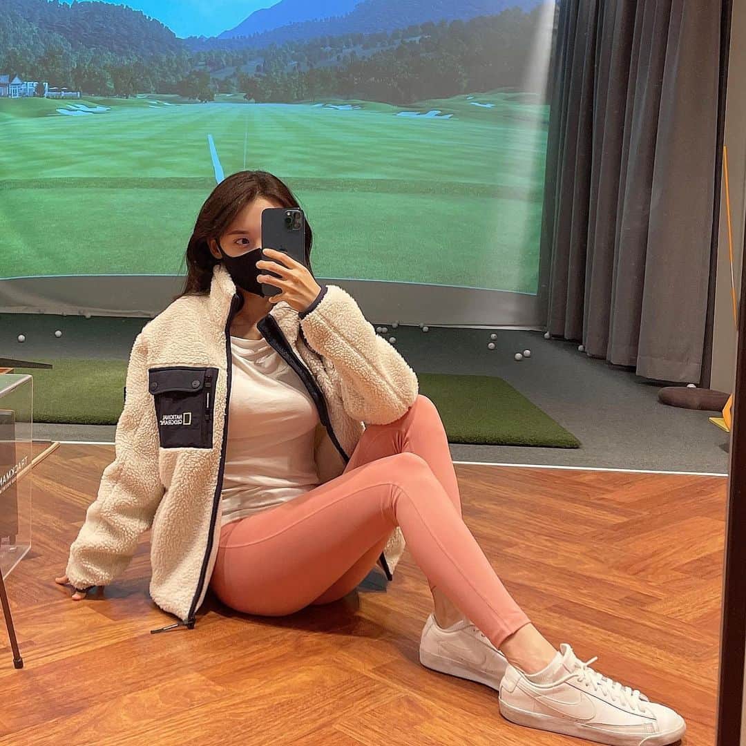 ホ・ヨンジュ のインスタグラム：「#골프 #골린이 인도 유학생 시절 1년간 골프부로  활동하며 하루에 3시간씩 골프를 쳤었는데 다 어디로 간 걸까.. 처음 배워보는 기분🥳⛳️ 3.1 필드 나가기 전 까지 스파르타로 배워서 골린이 탈출할거에요!!!!🏌🏻‍♀️  기초부터 탄탄하게 알려주시는 현주쌤 짱 @hyun._.juuuu 😍👍🏻 #킹덤골프스튜디오」