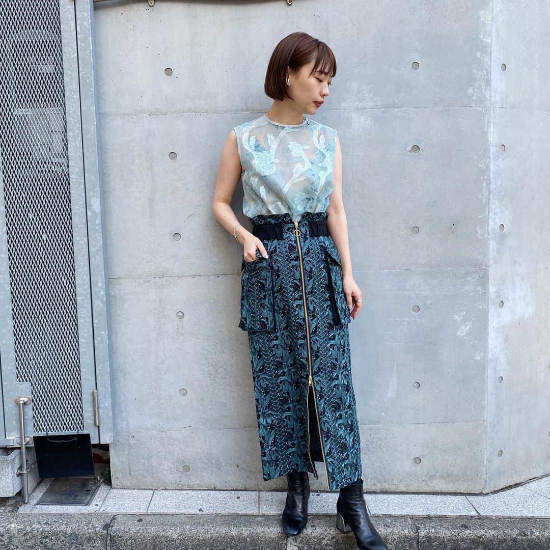 MIDWEST TOKYO WOMENさんのインスタグラム写真 - (MIDWEST TOKYO WOMENInstagram)「2/20(土)12:00〜 . FLOWER EMBROIDERY WORK SKIRT ¥39,000(+Tax) ONE SIZE . スタッフ身長163cm . #ebony #エボニー #カットジャガード #midwest_official」2月19日 16時58分 - midwest_tw