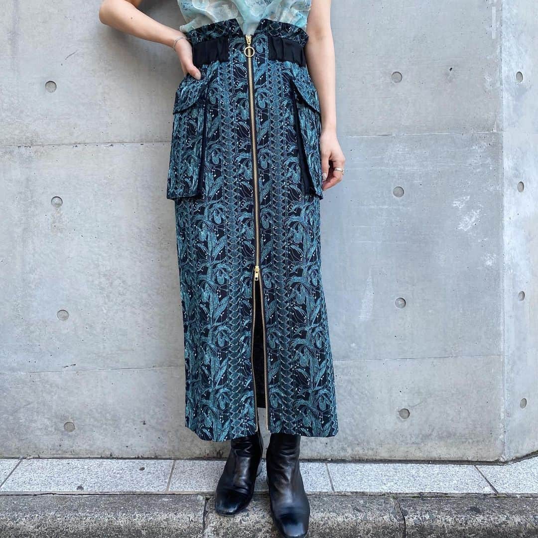 MIDWEST TOKYO WOMENのインスタグラム：「2/20(土)12:00〜 . FLOWER EMBROIDERY WORK SKIRT ¥39,000(+Tax) ONE SIZE . スタッフ身長163cm . #ebony #エボニー #カットジャガード #midwest_official」