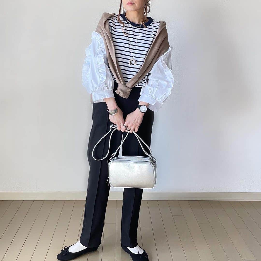 のインスタグラム：「❥❥❥ フリル袖が可愛いトップス♡ ボーダーカットソーとコットンの袖が組み合わさった、異素材ミックス♪ @orangesyrup.jp の物です☻︎ 　 　  　 　 カーディガン(b1607-012360) パンツ(yd2006-022530)：@pierrot_shop バッグ：@tryad_bag シューズ：@miniajp ボールネックレス (1029125)：@dholic_official  　  #フリル袖ブラウス #フリル袖#ボーダートップス #pierrot #ピエロアンバサダー #カーディガン肩掛け #ストレートパンツ #春コーデ #pr #dholic #dholicAmbassador」
