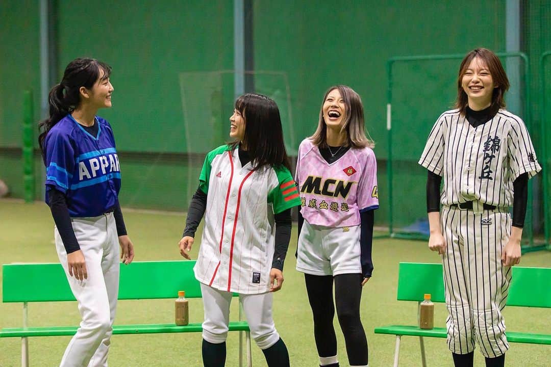 椿梨央のインスタグラム：「実力No.1は誰だ⁉︎ バッティングとピッチングに分けて 勝負しました🤟🏻 舞台を見て初めて私を 知っていただいた方もいらっしゃると思うので 是非野球している椿を見て下さい😘  この負けん気な顔🤭  『バズる野球女子たち』ガチンコ勝負‼️youtu.be/95i6HsxTeVI   #1518舞台 #野球女子」