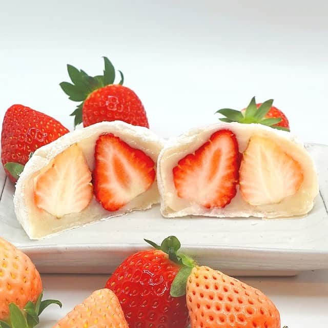BASE（ベイス）のインスタグラム：「紅白いちご大福《４個セット》 ／ ストロベリーマニア心斎橋店（@strawberrymania.shinsaibashi）  ⛄️ 希少な国産白いちご「淡雪」と 厳選した赤いいちごが 丸ごと入った大福 🍓  いちご好きによる いちご好きのためのスイーツ専門店＜ストロベリーマニア心斎橋店＞。  店頭ではケーキや焼き菓子だけではなく キュートなグッズも販売中🎶🍓  求肥と白餡でひとつずつ手包みされてできた絶品です！🤤」