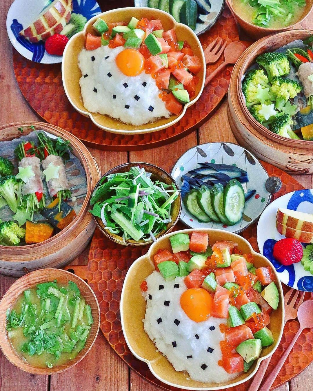 ｒｉｉのインスタグラム：「2021.2.19 . . カリフラワー米でアボカドサーモンとろろ丼を作りました🥑 . . ☑︎カリフラワー米のサーモンアボカド丼 ☑︎蒸籠蒸し ☑︎手作りぬか漬け ☑︎サラダ ☑︎春菊のお味噌汁 ☑︎フルーツ . . 本気でリセットする時に使う裏ワザなんですが ↓↓↓ カリフラワーをＦＰで細かくして レンジで５分加熱します 丼にカリフラワー米を入れて山芋とろろ、アボカドサーモン、卵黄を落としたら完成🥰 . . とろろとかカレーとかシチューとか トロミがあるものにこのカリフラワー米を使うんですが これがなかなか良いんです🙆‍♀️ 「え？これ米じゃないの？」と誤魔化されるとまではいきませんが（笑） 十分満足できます🍚 . . 次の日のお通じも期待大◎ ホンキのダイエットをされてる方にはぜひ✨ オススメです . . かれこれ１年半、ずーっとダイエットをしてきて あらゆるヘルシーなものを食べてきたんですが これはＮｏ．１です☺️ . . . . . . #ダイエット#糖質制限#糖質制限ダイエット#糖質制限レシピ#レシピ#recipe#cooking#ヘルシー#healthy#ダイエット#diet#ダイエットメニュー#ダイエットごはん#ダイエット献立#ヘルシーごはん#ヘルシーメニュー#ヘルシー献立#食事制限#食事管理#healthy#カリフラワー米#riiごはん#蒸籠蒸し#デコごはん#키즈쿠킹#아이밥상#캐릭터도시락#푸드스타그램#먹스타그램#cauliflower#cauliflowerrice#夜ごはん」