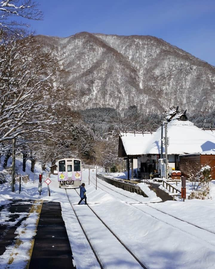 福島県さんのインスタグラム写真 - (福島県Instagram)「【会津鉄道湯野上温泉駅】  全国的にも珍しい、かやぶき屋根の駅です。内部にはいろりがあり、大内宿の玄関口として風情ある景観を有するこの駅は、東北の駅百選にも選定されています。春は桜が咲き誇り、撮影スポットとしても人気があります。  #湯野上温泉駅 #会津鉄道 #下郷町 #南会津地方 #福島県 #shimogotown #fukushima #traveljapan #futurefromfukushima #ふくしまからはじめよう #新しい生活様式からはじめよう」2月19日 17時17分 - realize_fukushima