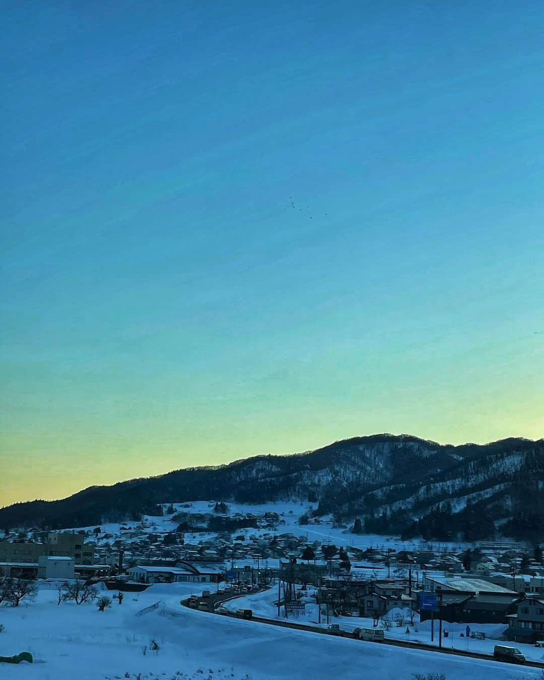 石井雅登のインスタグラム：「寒いのはキライです。 でも雪景色は好きです。 学生の時には寒さに耐えながら毎シーズンスノボしてました。  ということでパレード富山公演に向けて移動中です。 ご観劇予定の皆様、どうぞご期待を。  写真撮ったら何故かゴッホの絵みたいになった。」