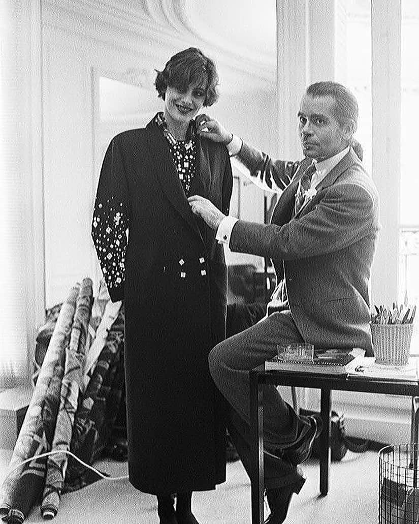 のインスタグラム：「Une pensée pour Karl Lagerfeld l’un des plus grands, le Kaiser de la mode. 📷 Karl Lagerfeld avec Ines de la Fressange à Paris, le 11 avril 1983 par Pierre Vauthey #inesdelafressangeparis #inesdelafressange  #karllagerfeld」