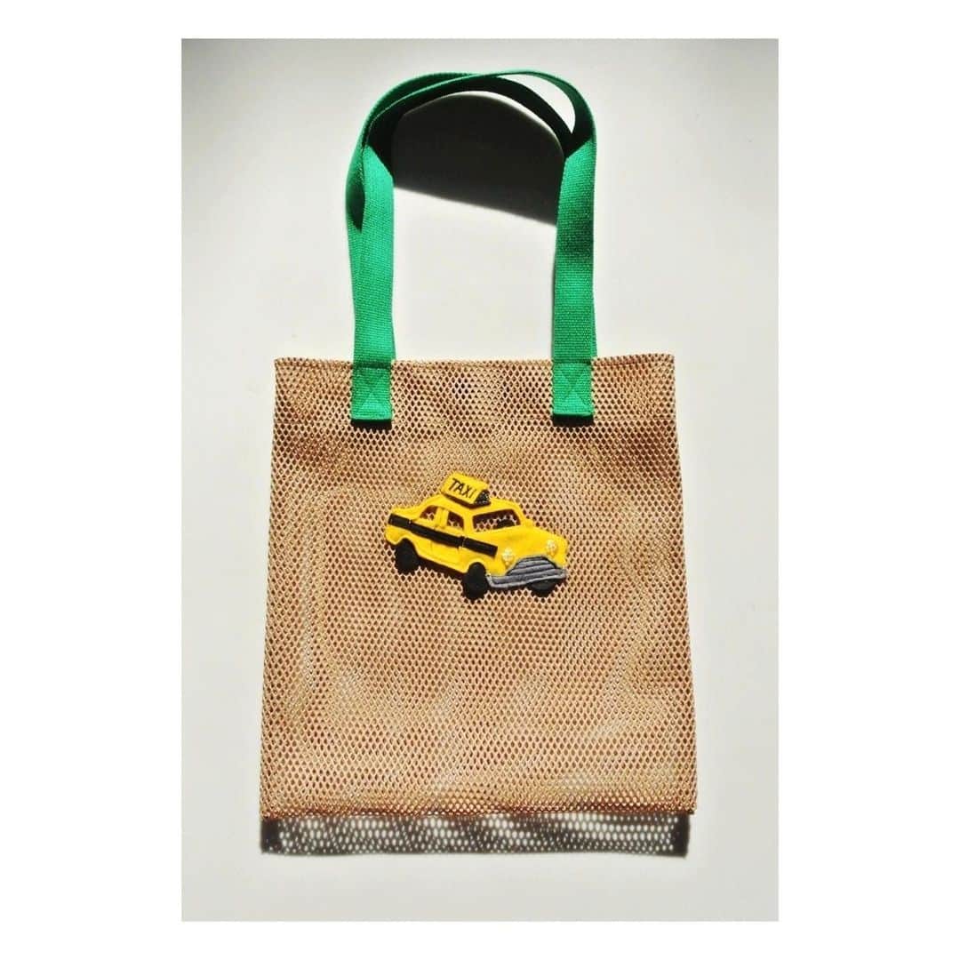 のインスタグラム：「Ronherman kids のメッシュトート 今回は3モチーフが販売されます。  LUDLOW teamが大切にする 細かな手作業モチーフは大変だけど スタッフの慎重さや愛情がたっぷり詰まっているものです。  やはり仕上がりがちがう！  今回は企画の段階からアイディアをたくさん出して担当してくれたスタッフの一味違うこだわりキッズバックをお楽しみに〜。  オンラインストア限定モチーフ　 taxi🚕は一足はやく 明日2/20 お昼12時〜 販売スタートになります。   ぜひ、皆さん見てみてくださいね。  #ronherman」