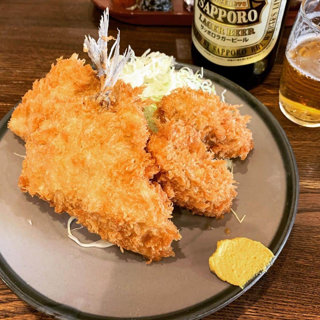 渡辺祐のインスタグラム：「巣鴨 地蔵通り「ときわ食堂」 #アジフライ #カキフライ ふっくらー。ひとつから頼めるんだから素晴らしい。ちなみに巣鴨は八百屋バイト時代に市場に通ってました。縄ばしご製造で有名な店もある。」