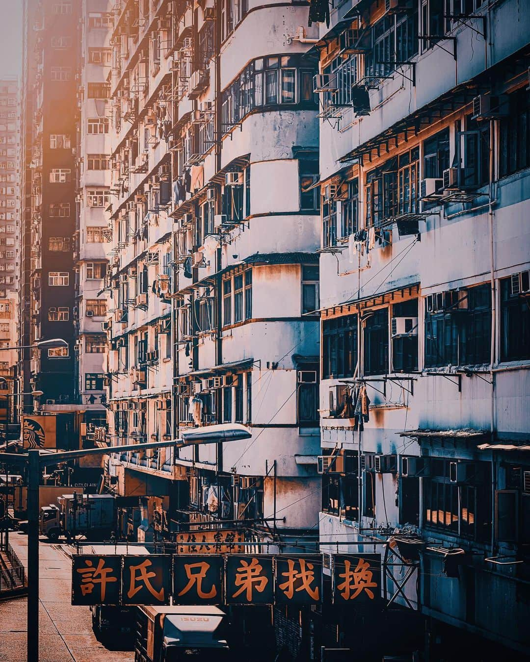 HAYAMI HANNAH ハナさん ど田舎さんのインスタグラム写真 - (HAYAMI HANNAH ハナさん ど田舎Instagram)「Mong kok Street Corner 🇭🇰 モンコックの街角 Have a happy time dear all 😊  プロフ変えました！ いかがでしょう😇 ココロ折れるような感想聞かせてください！    . . . . .  ⁣ .⁣ .⁣ .⁣ .⁣ .⁣ #discoverhongkong #zolimahongkong #spicollective #travelhongkong #hongkongphotography #sphkcollective #streetleaks #hkphotography #awesomehongkong #bcncollective #hklife #streetlife #discoverhk #hkstreet #ilovehongkong #hongkong #streetphotography #homekong #hayamihannah #streetfinder #pbhk #lensbible #ighk #hongkongtrip #nikonhongkong #life #insidehongkong #reframinghk #hongkongstreetphotography #streetclassic」2月19日 17時13分 - hayamihannah