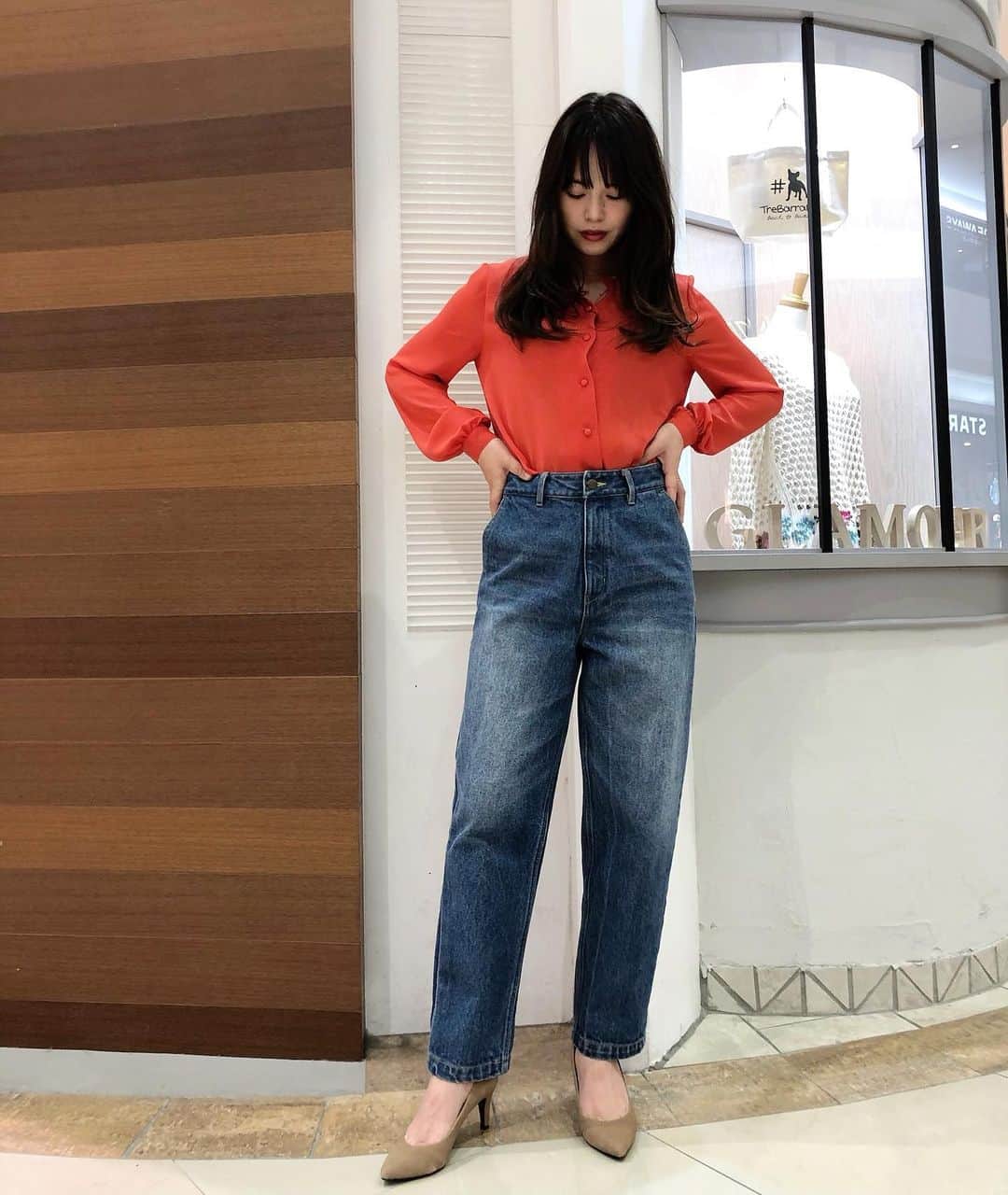 新谷美奈のインスタグラム：「.﻿ ﻿ Nina mew Spring Collection🌷﻿ ﻿ 大人“デニム”と旬顔“シャツ”﻿ ﻿ 発色が美しいオレンジのブラウスは﻿ 着るだけで明るい気持ちになれて﻿ 春のスタートにふさわしい一枚🍊🧡﻿ デニムの鮮度も軽やかに上がりますね☺️﻿ ﻿ Nina mew﻿ blouse ¥18,000+tax﻿ denim ¥22,000+tax﻿ ﻿ @ninamew_official#Ninamew#ニーナミュウ#セレクトショップ#selectshop」