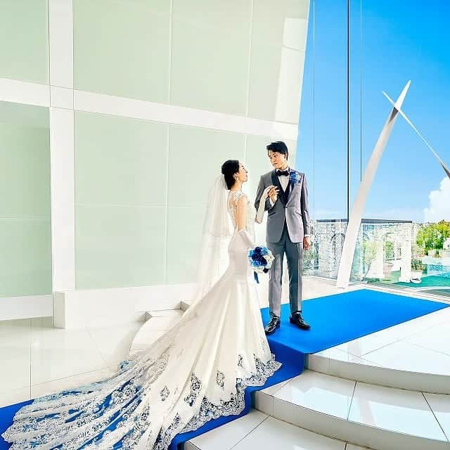 deuxzero デゼーロさんのインスタグラム写真 - (deuxzero デゼーロInstagram)「『ドレスのバックスタイルも完璧に！』   結婚式のご準備でドレス選びは花嫁にとって一番の楽しみですね。 デゼーロでは、そんな運命の1着をより素敵に撮影させて頂きます。 一番人気は、式場での撮影。 真後ろから、横からなど、ドレスの特徴と相談しながら決定しております。 ドレス選びのときは、360℃すべてチェックをわすれずに。   デゼーロでは、ドレス試着フェアが人気です 是非こちらよりチェックしてみてくださいね ➡https://deuxzero.net/  #神戸ウェディング #デゼーロウェディング #神戸おしゃれウェディング #ウェディングドレス #カラードレス #ドレス探し #ドレス試着 #ドレスフォト」2月19日 17時15分 - deuxzero_kobe_wedding