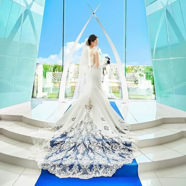 deuxzero デゼーロさんのインスタグラム写真 - (deuxzero デゼーロInstagram)「『ドレスのバックスタイルも完璧に！』   結婚式のご準備でドレス選びは花嫁にとって一番の楽しみですね。 デゼーロでは、そんな運命の1着をより素敵に撮影させて頂きます。 一番人気は、式場での撮影。 真後ろから、横からなど、ドレスの特徴と相談しながら決定しております。 ドレス選びのときは、360℃すべてチェックをわすれずに。   デゼーロでは、ドレス試着フェアが人気です 是非こちらよりチェックしてみてくださいね ➡https://deuxzero.net/  #神戸ウェディング #デゼーロウェディング #神戸おしゃれウェディング #ウェディングドレス #カラードレス #ドレス探し #ドレス試着 #ドレスフォト」2月19日 17時15分 - deuxzero_kobe_wedding