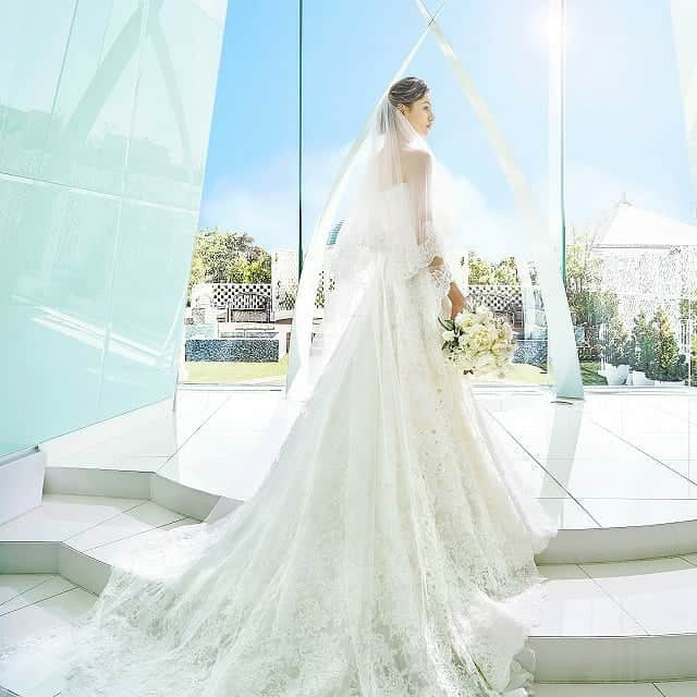 deuxzero デゼーロさんのインスタグラム写真 - (deuxzero デゼーロInstagram)「『ドレスのバックスタイルも完璧に！』   結婚式のご準備でドレス選びは花嫁にとって一番の楽しみですね。 デゼーロでは、そんな運命の1着をより素敵に撮影させて頂きます。 一番人気は、式場での撮影。 真後ろから、横からなど、ドレスの特徴と相談しながら決定しております。 ドレス選びのときは、360℃すべてチェックをわすれずに。   デゼーロでは、ドレス試着フェアが人気です 是非こちらよりチェックしてみてくださいね ➡https://deuxzero.net/  #神戸ウェディング #デゼーロウェディング #神戸おしゃれウェディング #ウェディングドレス #カラードレス #ドレス探し #ドレス試着 #ドレスフォト」2月19日 17時15分 - deuxzero_kobe_wedding