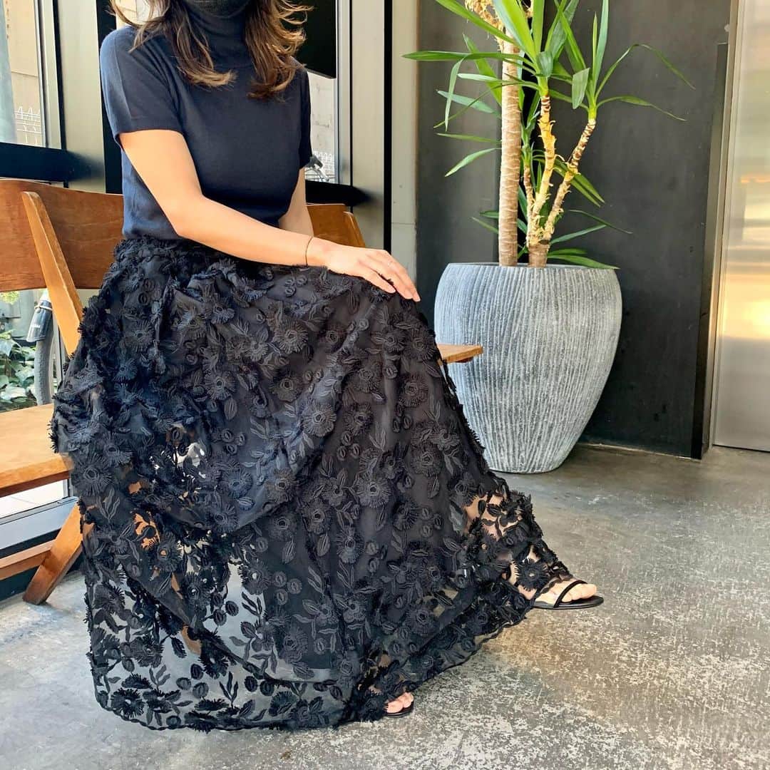 Tsuru by Mariko Oikawaのインスタグラム：「New arrival!  ラグジュアリーなレーススカートはNAVYニットと合わせてハンサムに着こなしで◎  足元をPVCミュールで抜け感をプラス♪  Marianela/BLACK ¥49,000+tax  Fizz/BLACK ¥22,000+tax  #tsuru #tsurubymarikooikawa #2021ss」