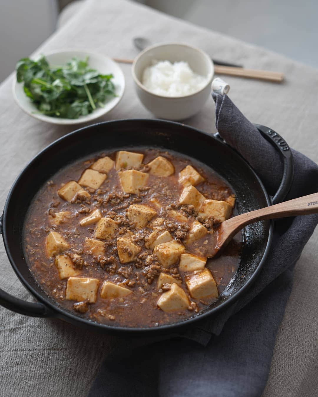 のインスタグラム：「『我が家の麻婆豆腐。』  いつもより 豆板醤も花椒も増しで作ったけど 子どもたち全然平気だった。  大人になったなぁと こんなところでも感じたりして。  🍴#我が家の麻婆豆腐 NadiaレシピID:401465  https://oceans-nadia.com/user/11285/recipe/401465」