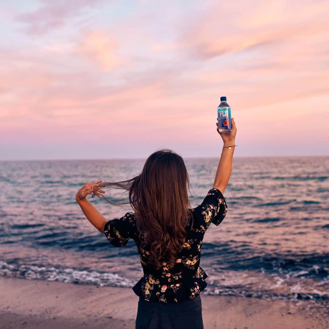 FIJIWaterJapanのインスタグラム：「ピンクの空とフィジーウォーター💙💗  @fijiwateruk  #フィジーウォーター #fijiwater #水分補給  #ピンクの空  #水分補給   #lovefijiwater  #ミネラルウォーター #lifewithfijiwater」