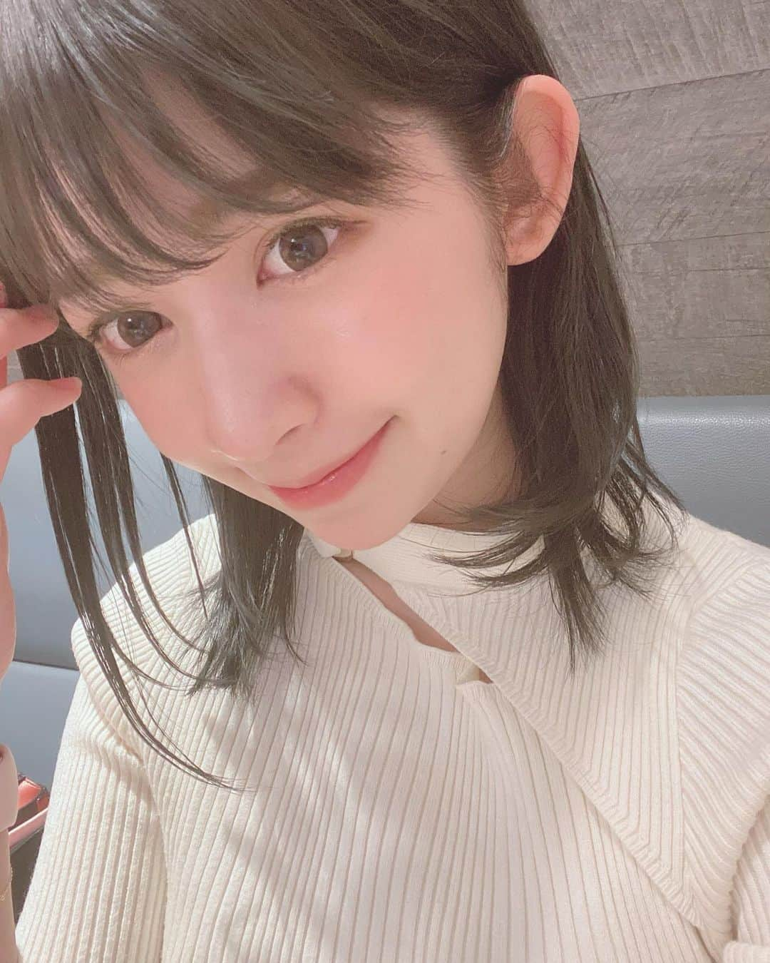 荒木沙織のインスタグラム：「なべさんありがとん🧸✨ 久しぶりに黒に近い髪〜！」