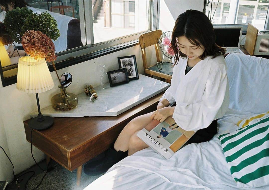 たなかのぞみのインスタグラム：「☕️📚」