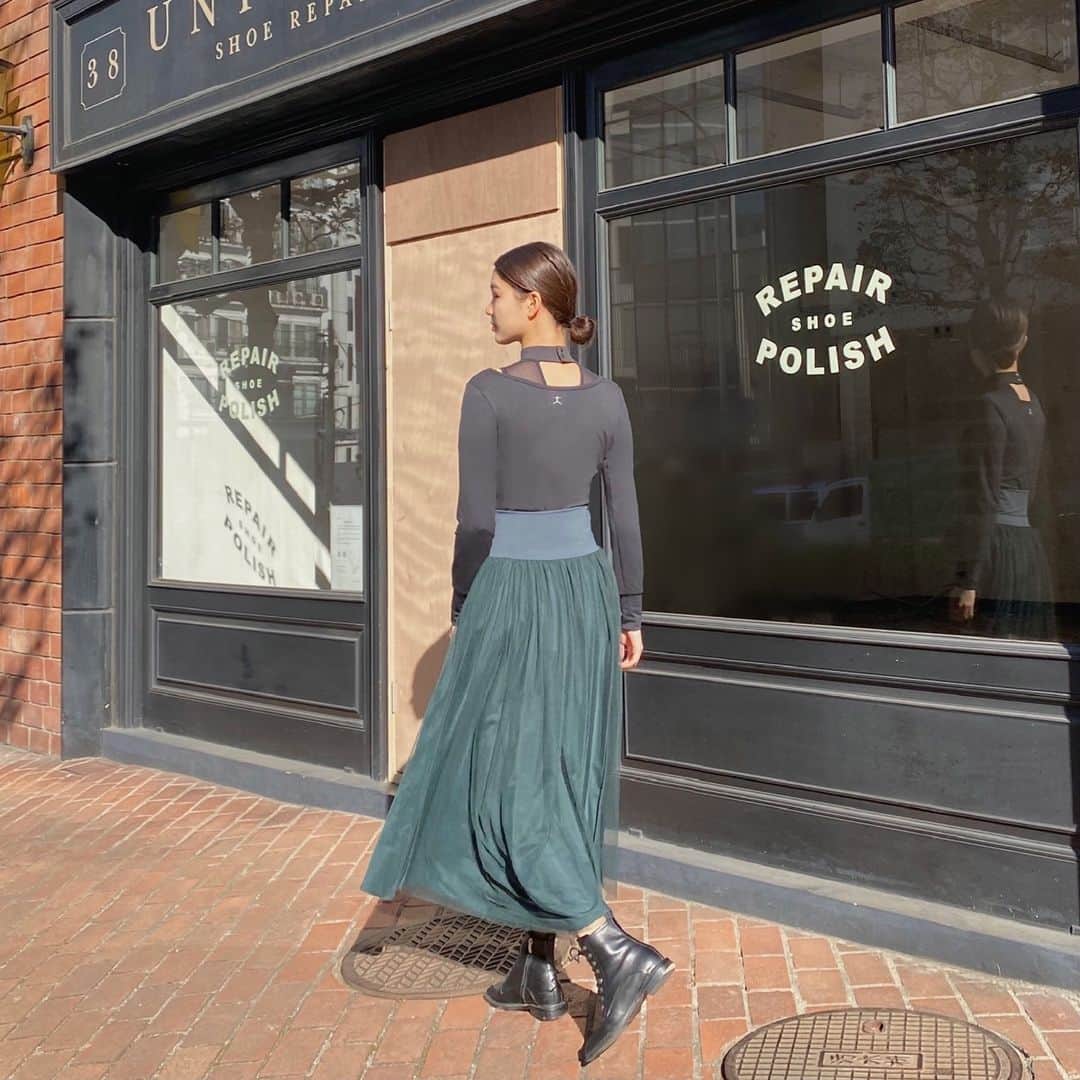 DANSKIN Japanのインスタグラム：「【DAYLY STYLE】⁠ ⁠ 冬晴れの日差しが心地よい休日は、⁠ お気に入りのお店まで足をのばして気分転換。⁠ ⁠ バレエのチュチュを連想させるやわらかなチュールスカート。⁠ カットソー、フーディー、ジャケットなどさまざまなトップスと相性が良く、⁠ あわせるアイテムによって、フォーマルにもカジュアルにも着まわせます。⁠ ダークグリーンは甘くなりすぎず大人も着こなしやすいお色です。⁠ 裏地付きのはき込みタイプなので、バレエエクササイズやスタジオの行き帰りにも便利です。⁠ ⁠ 柔らかな肌触りの軽量快適ロングスリーブクロップTは、⁠ 身体にフィットしたサイズ感で動き易く、オンオフどちらでも着用可能。⁠ 運動時にうれしい吸汗速乾・抗菌防臭機能もついています。⁠ 衿ぐりはボートネックで、首もとが綺麗にみえるデザイン。⁠ ⁠ インに着たハイネックは、実はレオタード。⁠ やさしく包み込むような着心地ながら、⁠ 動きやすさや機能性(吸汗速乾、UVケア)も備えています。⁠ バレエレッスンはもちろん、⁠ レギンスやヨガパンツとあわせれば⁠ ヨガなどのエクササイズにもご使用いただけます。⁠ ⁠ ⁠ チュールスカート⁠ TULLE GATHERED SKIRT⁠ No.DA421151 ￥19,800⁠ ⁠ トップス⁠ ALL DAY ACTIVE LIGHT L/S CROP TEE⁠ No.DA721104 ￥5,720⁠ ⁠ レオタード⁠ DASNKIN HIGH NECKED LEOTARD⁠ No.DA121100 ￥12,100⁠ ⁠ #danskin #danskinjapan #ダンスキン #しなやかに生きる」