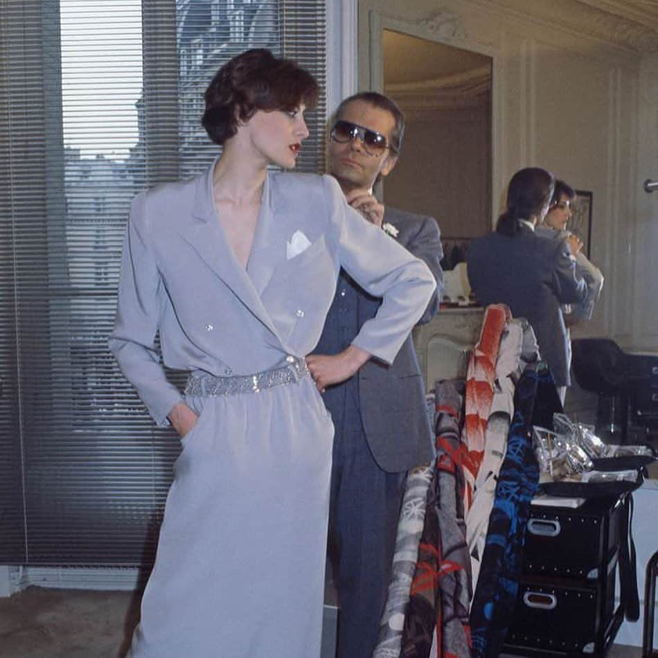のインスタグラム：「"La mode n'est ni morale, ni amorale, mais elle est faite pour remonter le moral."  Karl Lagerfeld 📷 Ines de la Fressange avec Karl Lagerfeld à Paris,  1983 par Pierre Vauthey #inesdelafressangeparis #inesdelafressange  #karllagerfeld」