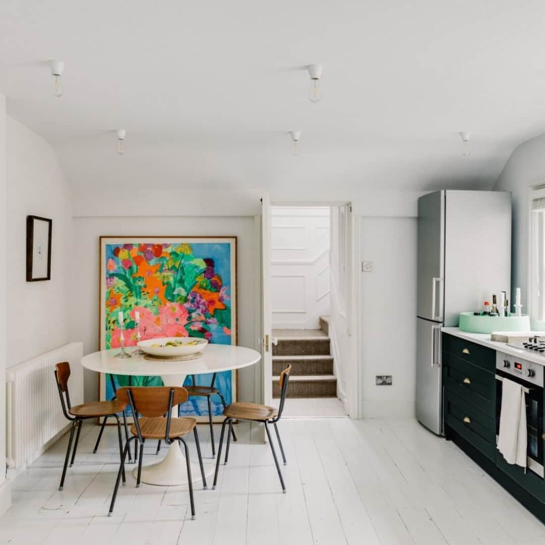 The Modern Houseさんのインスタグラム写真 - (The Modern HouseInstagram)「#forsale Speak Volumes: a charming apartment of dramatic volume in St Leonards-on-Sea with elevated views over the shingle beachfront. Follow the link in our bio to view the sales listing.」2月19日 17時30分 - themodernhouse