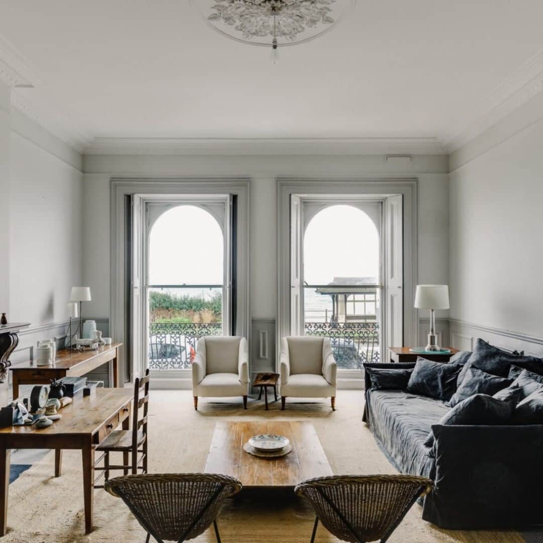 のインスタグラム：「#forsale Speak Volumes: a charming apartment of dramatic volume in St Leonards-on-Sea with elevated views over the shingle beachfront. Follow the link in our bio to view the sales listing.」
