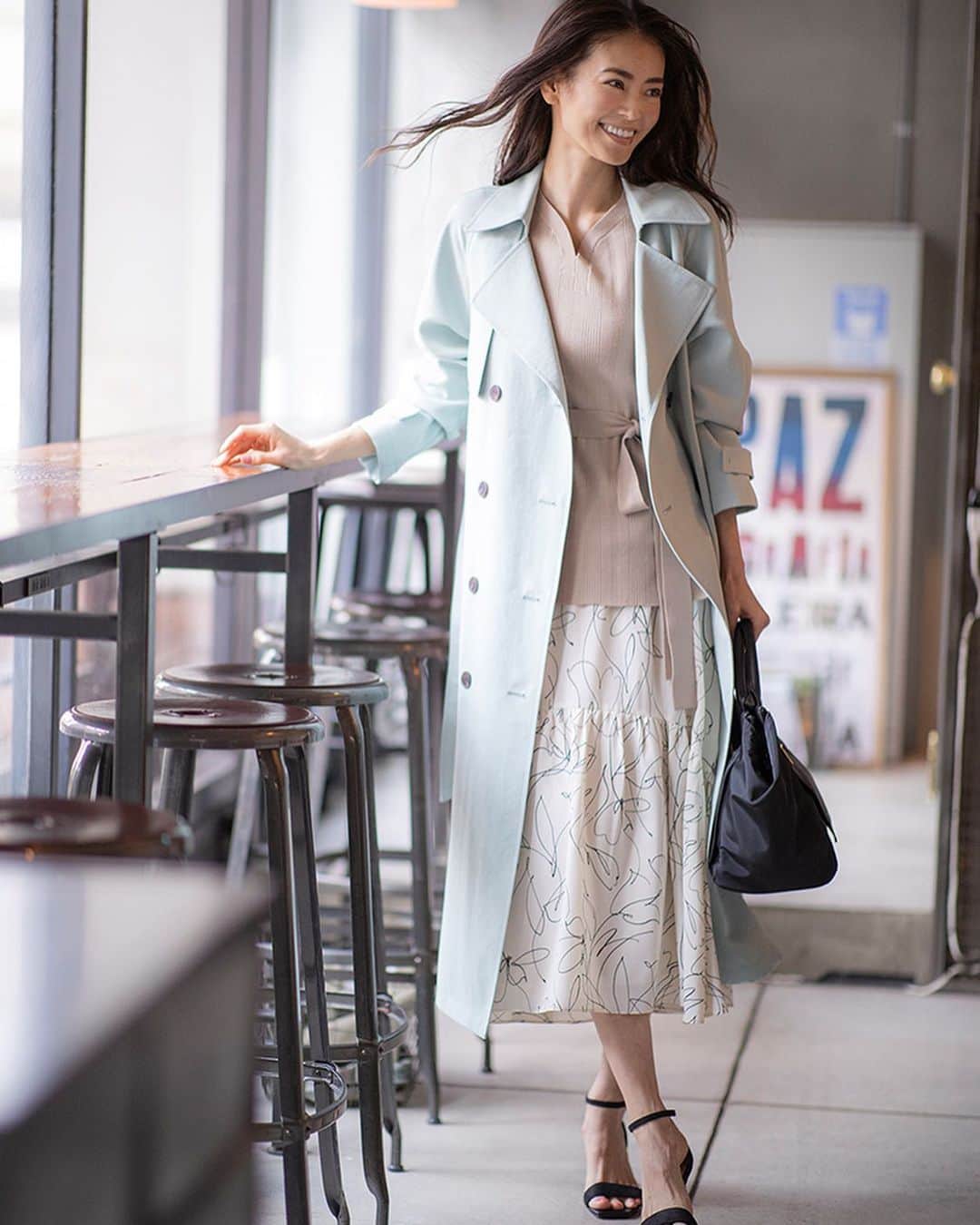cdec_official Aesthetic Senseのインスタグラム：「. 2021 SPRING RUNA . . ミントグリーンのトレンチで自信に輝く季節が始まる 清涼感いっぱいのパステルカラーが、甘すぎず華やかなカラーコート。従来に比べ、袖幅にも少し余裕を持たせたゆとりのあるナローシルエットで、着心地もアップさせました。裏地なしなので、ロングシーズンの着用が可能。インナーは、ベルテッドニットとプリントティアードスカートの異素材セットアップ。どちらもトレンド重視のデザインだから、単品の活躍も期待できます。 . .  #クードシャンス #2021春夏 #SPRING #春コーデ  #春スタイル　#トレンド　#華やかコーデ　#カジュアルコーデ  #スポーティー #細見え #着回しコーデ  #着回し #大人カジュアル #休日コーデ #ファッション  #fashion #大人コーデ  #大人コーディネート #今日のコーデ #今日のコーディネート #カタログ #お洒落さんと繋がりたい #お洒落さんとつながりたい #ファッション好きな人と繋がりたい  #大人女子 #大人女子コーデ　#トレンチコート #春カラー #ワンマイルウェア #おでかけコーデ」