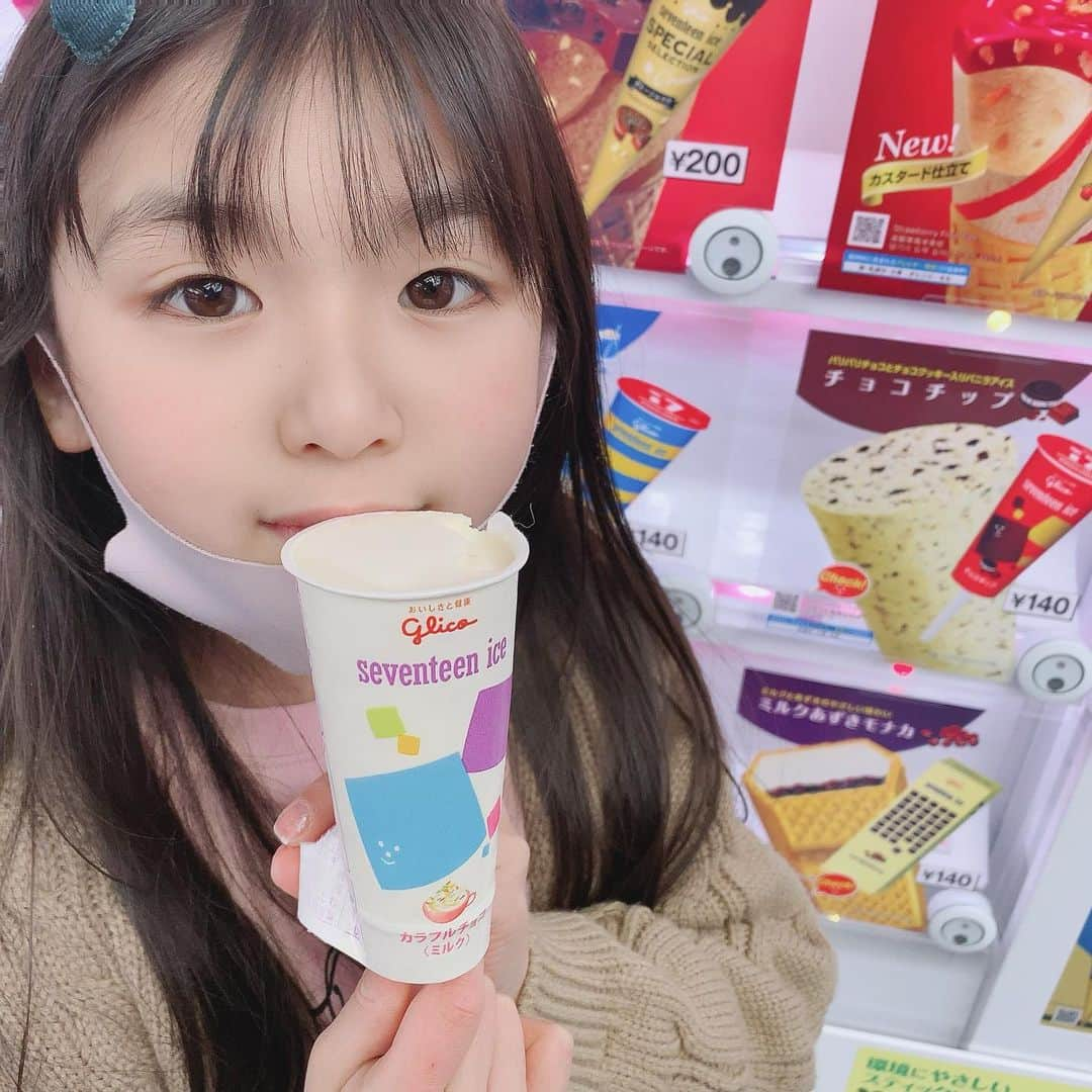 ゆわももチャンネルさんのインスタグラム写真 - (ゆわももチャンネルInstagram)「カラフルチョコのアイス最高ー❤️（今日じゃないけど） ママも食べたいけど だいたいこのアイス電車のとこで出会うからしっかり食べたことがない😭✨  #ゆわももチャンネル #ももわコーデ #セブンティーンアイス  #カラフルチョコ」2月19日 17時33分 - atsumi.y_m