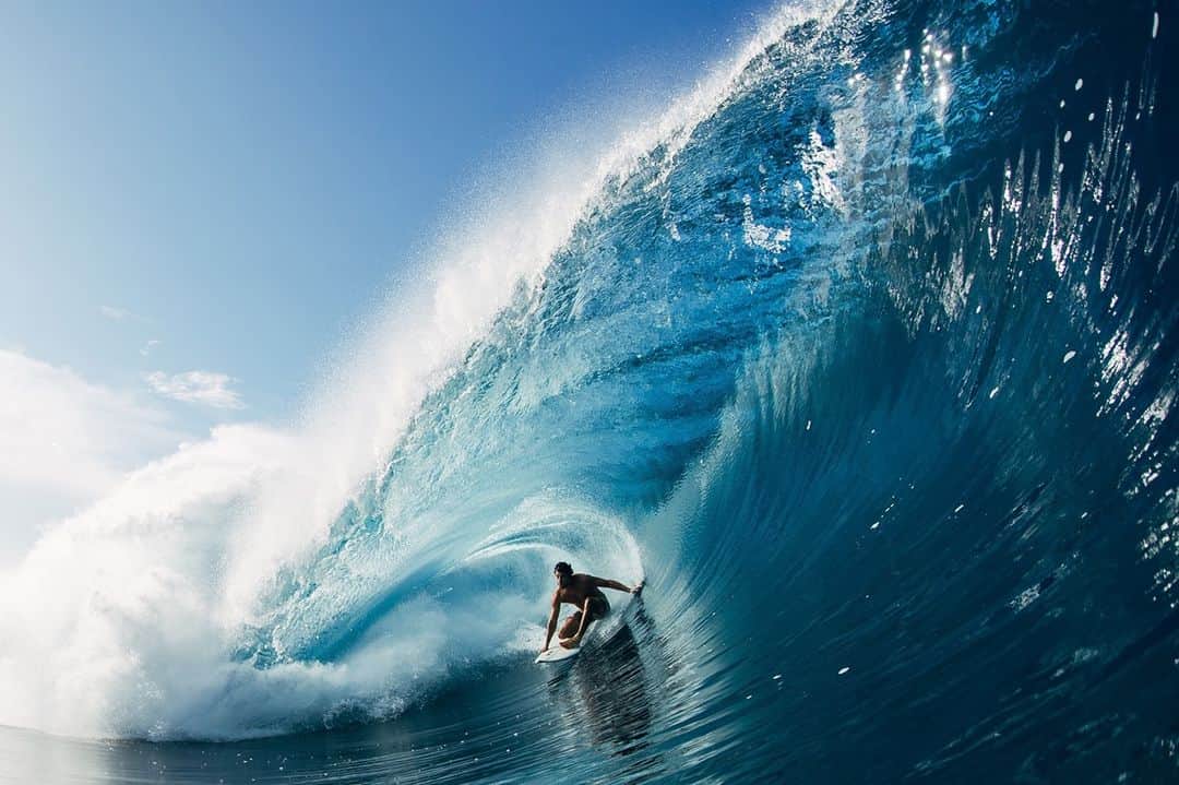 のインスタグラム：「“The island state of mind is all about being connected with nature, surrounded by the ocean and living the simple life.” ⁣ ⁣ Simple is a bit of a stretch. @floresjeremy, tuning into the island state of mind in our new Mystic Sessions collection (link in bio).」