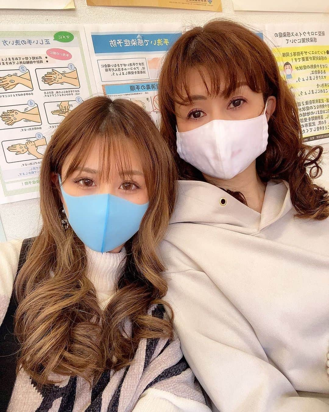 倉松里奈さんのインスタグラム写真 - (倉松里奈Instagram)「. 電話で楽しい バトルする親友みたいなママ👩🏼 . 露天風呂入る時に顔から落ちたり、 せんべい汁作ったら せんべいだらけになって汁が無くなったり . ステンドグラスを始めたらしいんだけど 家でやるとガラスが弾いて？ 顔にガラスが 突き刺さったらしく 顔が痛いって電話きたり、 . 可愛いママ💕 . 最近パパに似てきて トンチンカンなところがあるけど そこもまた可愛いです❣️ . ずっとボケないで長生きしてネ❣️ . . . #マスク親子 #マスク #熊本 #東京 #ママ #mother #倉松家の日常👨‍👩‍👧‍👦 #マスクマッサージ #ヘッドマッサージ #ドライヘッドマッサージ #マッサージセラピスト #タイ古式マッサージ #セラピスト #足裏マッサージ #リフレクソロジー #反射区」2月19日 17時37分 - rinapuu818