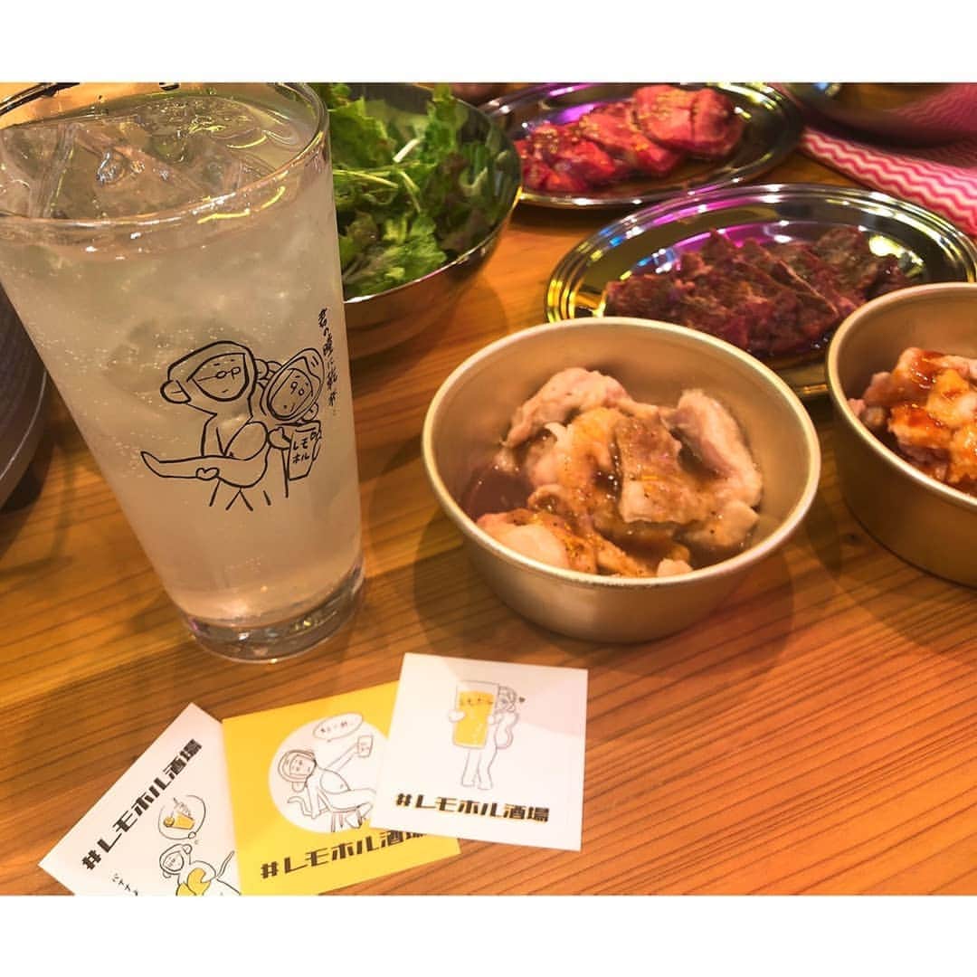 垰智子さんのインスタグラム写真 - (垰智子Instagram)「2月16日、渋谷駅前にNEWOPENした レモホル酒場のレセプションパーティーに 行って来たよ🍋 . なんと、1480円で生ホルモン食べ放題🍖 そして机にサワーマシンが備え付けられてるんだけど、500円でレモンサワーが飲み放題とコスパ最強なの✨ . 大阪でコスパ最強と話題のお店が遂に東京にも 進出してきたの♡ . そして、ビールはなんとカフェアートならぬ、ビールアートがとってもかわいい🍺💕 . もちろんホルモンだけじゃなくて、牛タンやハラミにおつまみもたくさんあったよ☺ . 16日〜21日までの6日間は、オープン記念で単品ドリンクが半額みたいだから、蜜を避けながら 行ってみてね♪ . . #レモホル酒場 #レモホル酒場渋谷駅前店 #ホルモン #レモンサワー #渋谷 #shibuya #渋谷焼肉 #food #instafood #グルメ #焼肉」2月19日 17時37分 - taotao_tomo