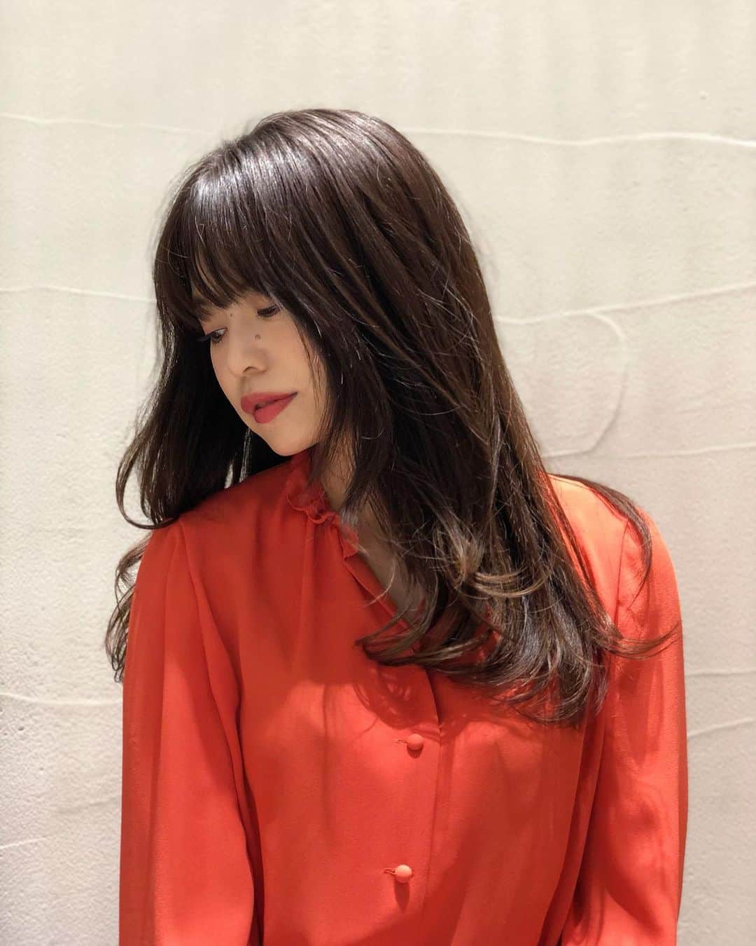 新谷美奈のインスタグラム：「.﻿ ﻿ Nina mew Spring Collection🌷﻿ ﻿ 品格と力強さ。﻿ そして女性らしい温もりを感じさせる﻿ “オレンジ”🍊🧡﻿ ﻿ 強い色に抵抗のある方も﻿ 色の強さが緩和されるシアーな素材なので﻿ 着やすくておすすめです☺️﻿ ﻿ Nina mew﻿ blouse ¥18,000+tax﻿ denim ¥22,000+tax﻿ ﻿ @ninamew_official#Ninamew#ニーナミュウ#セレクトショップ#selectshop」
