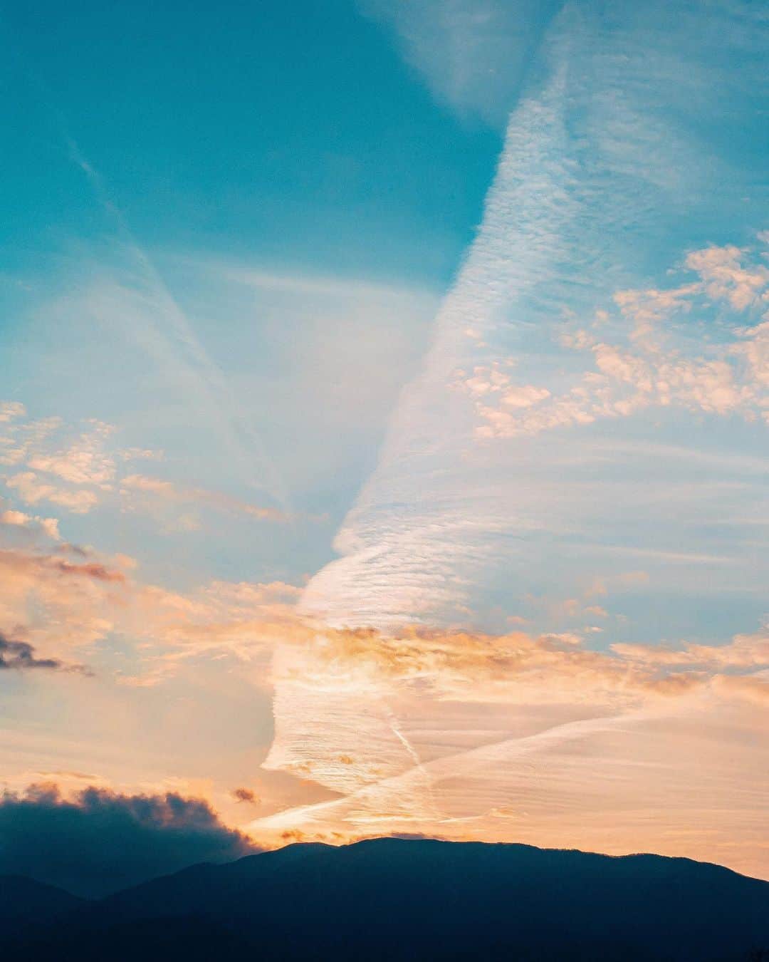 国分真央さんのインスタグラム写真 - (国分真央Instagram)「.﻿ 鳥の羽みたいな きれいな空 🕊🌤𓂃 𓈒 𓂂𓏸﻿ ﻿ 空が広いだけで﻿ 心が満たされる事がある﻿ ﻿ ﻿ ﻿」2月19日 17時51分 - mao_kokubu