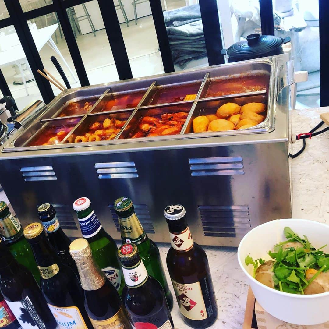 フルオブビーンズのインスタグラム：「ビールもたくさん！外なら感染症気にせずゆったり飲めます🙌世界のおでんにじゃがバターご用意してます！ .  #www #ダブリューダブリューダブリュー #おでん #おでん屋さん #金沢おでん #屋台 #トムヤムクン #トムヤムクンおでん #金沢 #片町 #ディナー #レストラン #金沢b級ぐるめ #宴会 #歓迎会 #送別会 #忘年会 #金沢旅行 #片町  #香林坊 #石川観光 #金沢グルメ情報 #金沢観光スポット #金沢グルメ #金沢観光 #北陸観光 #石川旅行 #WW #1945restaurant」