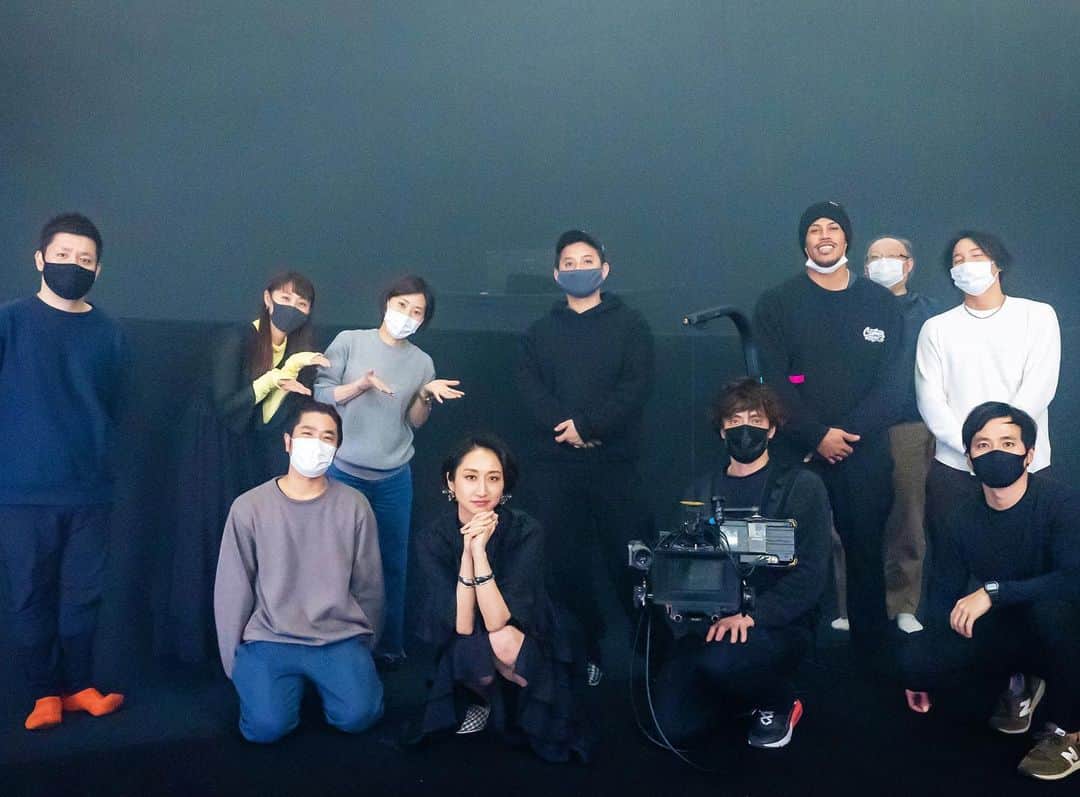 Ms.OOJAのインスタグラム：「新曲「はじまりの時」MV  とても素晴らしいチームでした！  Director  Yoshiharu Seri Director of Photography  Kenji Watanabe Lighting Director  Takamitsu Miura Production Manager  Marika Takagi (FIRSTORDER) Producer  Kota Noguchi (FIRSTORDER)  Haremake Eri Shimoda Wardrobe Ayaka Sto Costume viviano sue & toga」