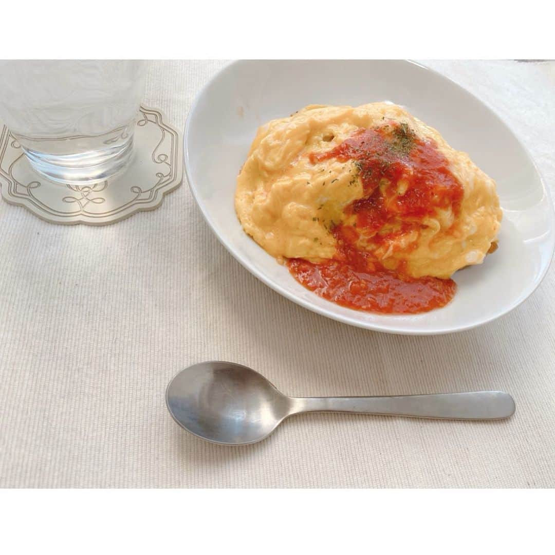 杉本美友のインスタグラム：「･ 友達に前にもらったトマトソースが めっちゃ美味しいんです🍅 ･ 久しぶりにオム作った ･ #オムライス#トマトソース#🍅#🍳 #自炊ごはん」