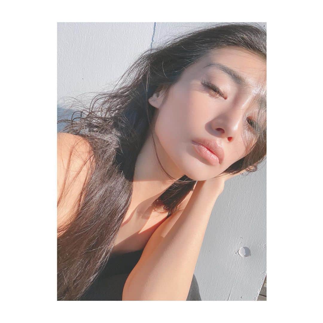 串戸ユリアのインスタグラム：「I love sunshine 🌞   真冬の寒いなか 起きがけでベランダに出て 太陽スキスキ〜❤︎してたからか 単純にどでかい窓のせいで シミがおっきくなりました....  先生 @tokyo_hills_clinic に相談したところ シミにはいろんな種類があるのと 日焼けだけじゃなく ホルモンのせいとかもあるらしい😨  帰ってきてさらに 先生のアップされてる 動画とかみて美は一日にして成らず とこの歳ながらに悟りました...  ピーリングとレーザー 地道に通って、 ずーっと気になりすぎてたこの シミとサヨナラしようと決意しました🙏🙏🙏  細かい質問DMまったく返せてないので、 どこに需要があるのかまったくわからないけど、 最近の美意識事情インスタライブで 語ります。笑  #BeutyShoutout #tokyohillsclinic  #東京ヒルズクリニック」
