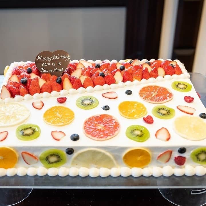KIYOMIZU京都東山 公式さんのインスタグラム写真 - (KIYOMIZU京都東山 公式Instagram)「. 「幸せをみんなで分かち合う」という意味と 「人生の幸福や繁栄、豊かさの象徴」という ふたつの意味を持つウェディングケーキ♡  おふたりの世界観を最大限に表現し 披露宴を華やかに盛り上げる 素敵なケーキを一から作り上げます＊ . ---------------------- . @kiyomizu_kyoto_higashiyama をフォローし 【#kiyomizu京都東山】で検索してくださいね❖ . #スタイルズ花嫁 #KIYOMIZU京都東山 #KIYOMIZU花嫁 #ブライダルハウスtutu #結婚式 #披露宴 #京都花嫁 #ウェディング #挙式 #式場探し #結婚準備 #プレ花嫁 #結婚式場 #ブライダルフェア #結婚式レポ #ウェディングケーキ #シャワーケーキ #フルーツケーキ #イチゴケーキ #3段ケーキ #オリジナルケーキ #ケーキ入刀 #王冠ケーキ #ウェディングアイテム #イチゴ #披露宴演出 #ウェディングケーキデザイン #ケーキ #フルーツシャワーケーキ」2月19日 17時49分 - kiyomizu_kyoto_higashiyama