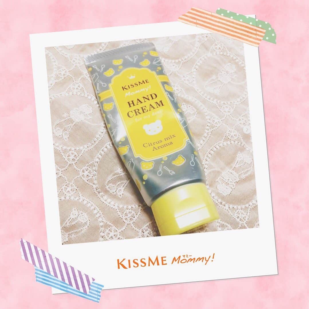 マミー/Mommy!のインスタグラム：「今日は、@creamsaft さんの投稿をリポストさせていただきます🧸♪  ======================= 🌹マミーハンドクリーム シトラスの香り ¥660(tax in)  ごはん作る前でもいつでも塗れる！🐤  無香料とシトラスがあって、シトラスにしたけど さっぱりしてていい匂い🍋🐤  塗った後もベタベタしなくて好き🐤 =======================  洗い物やお料理の合間にもハンドケアをされているとのこと👐 マミー ハンドクリームCのご愛用、ありがとうございます🧸✨」