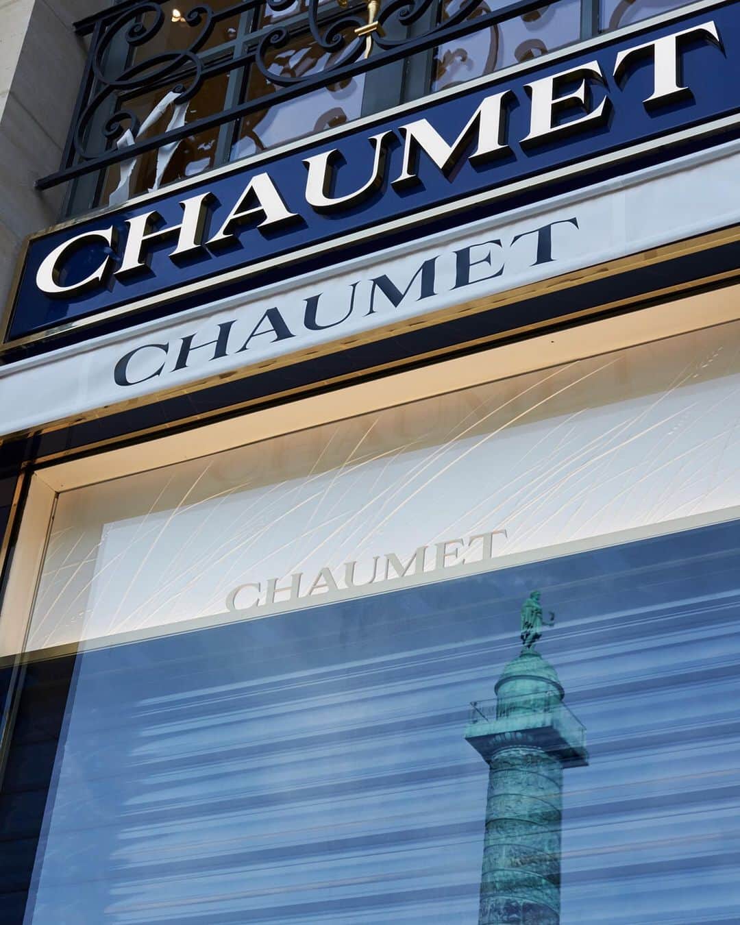 Chaumetさんのインスタグラム写真 - (ChaumetInstagram)「Located at the very heart of the emblematic epicentre of Parisian jewellery, Chaumet’s historic address faces the mythical colonne Vendôme. First jeweller to settle on Place Vendôme in 1812, the Maison’s history has always been intertwined with this focal point of refinement à la française. #Chaumet #12Vendome」2月19日 17時50分 - chaumetofficial